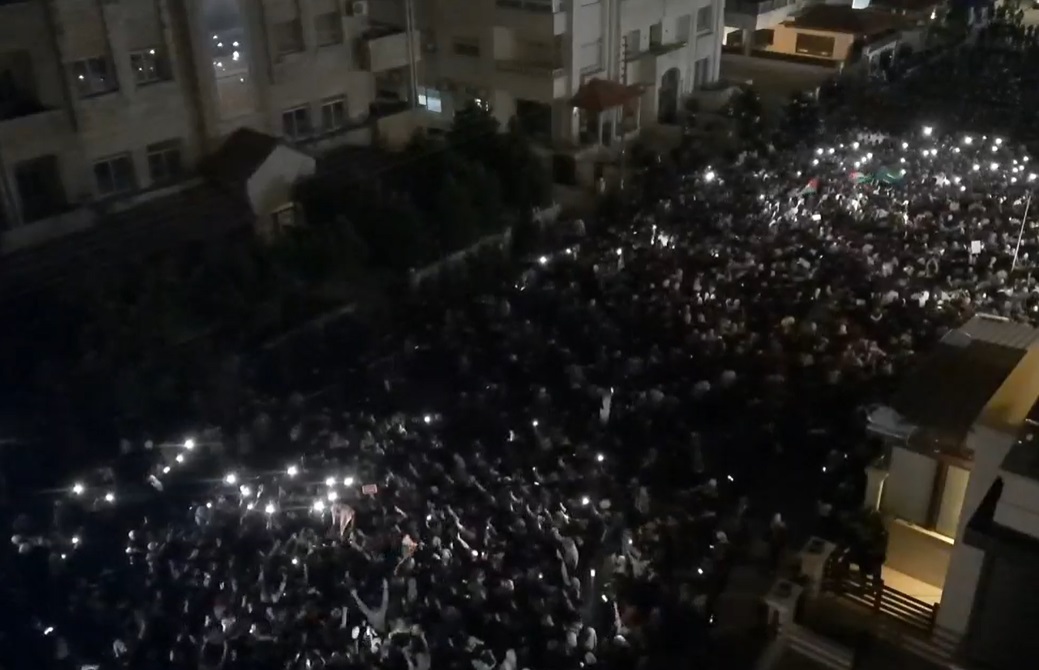 آلاف الاردنيين يحصارون سفارة الاحتلال تنديدا بالابادة الجماعية ودعما للمقاومة  فيديو