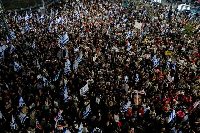 آلاف الإسرائيليين يتظاهرون امام الكنيست للمطالبة بصفقة تبادل وإسقاط حكومة نتنياهو