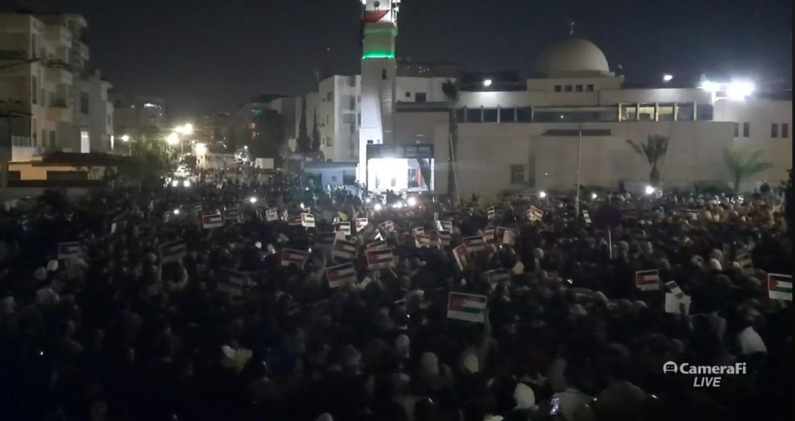 آلاف الأردنيين يواصلون حصار سفارة الاحتلال لليوم التاسع على التوالي