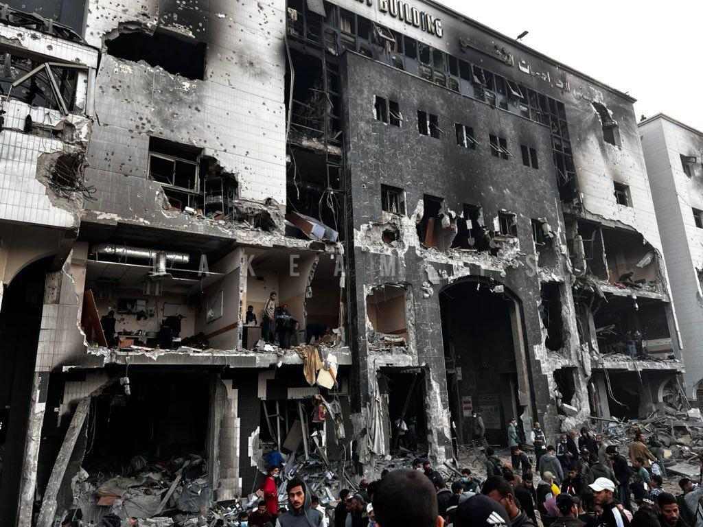 إحراق مباني مجمع الشفاء وخروجه بالكامل عن الخدمة وعشرات الجثث تنتشر على الارض - صور 