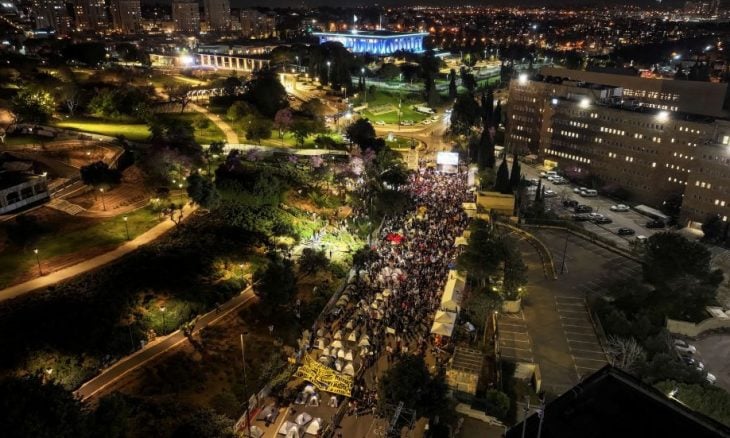 آلاف الإسرائيليين يتظاهرون للمطالبة بانتخابات مبكرة وصفقة تبادل فورية.. وباراك يدعو لاغلاق الاقتصاد