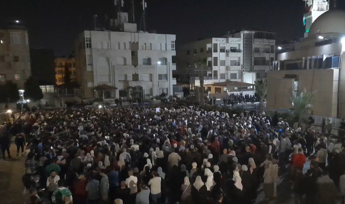 حشود الاردنيين تواصل حصار سفارة الاحتلال.. تنديد بالابادة الجماعية وتأكيد على دعم المقاومة  فيديو