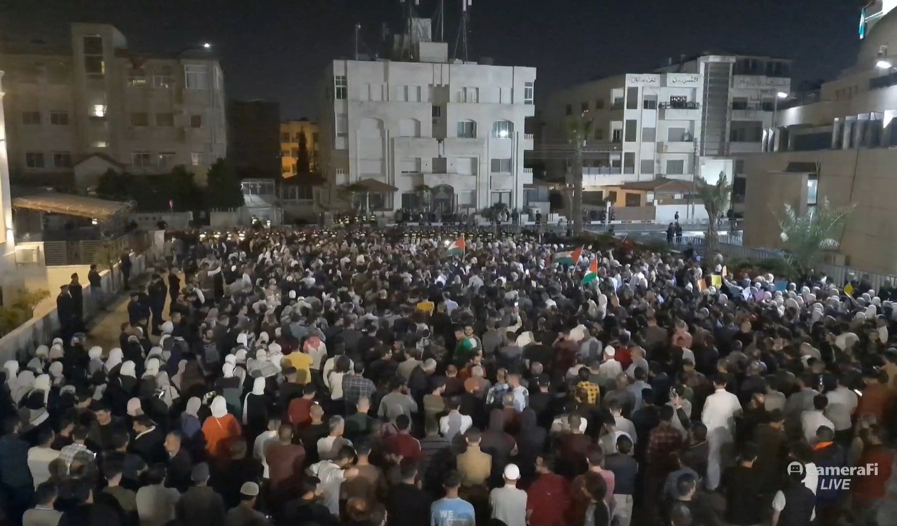 آلاف الاردنيين يجددون الاعتصام قرب سفارة الاحتلال: احنا طلعنا مظاهرات.. لتضغط الحكومات  فيديو