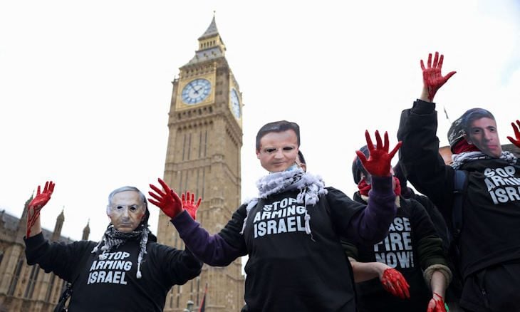 بريطانيا... مئات المحامين والقضاة المتقاعدين يدعون حكومتهم إلى وقف تسليح إسرائيل