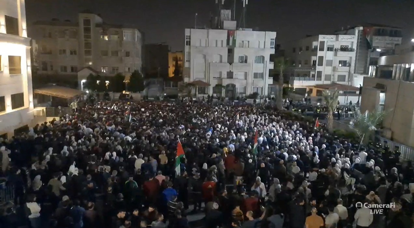  آلاف الاردنيين يحاصرون سفارة الاحتلال في عمان: الشعب يريد.. اسقاط وادي عربة  فيديو