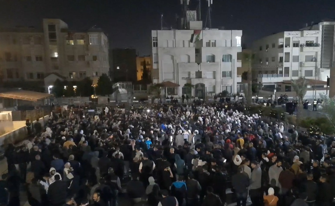المشاركون في حصار السفارة الاسرائيلية يرفضون محاولات الشيطنة.. ويدعمون المقاومة  فيديو
