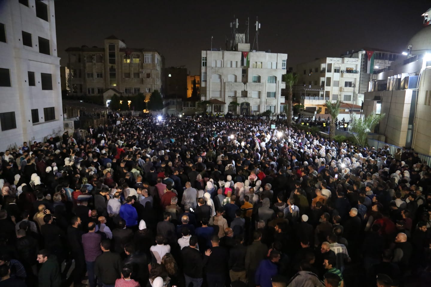 - آلاف الاردنيين يحاصرون سفارة الاحتلال في عمان: الشعب يريد.. اسقاط وادي عربة - فيديو