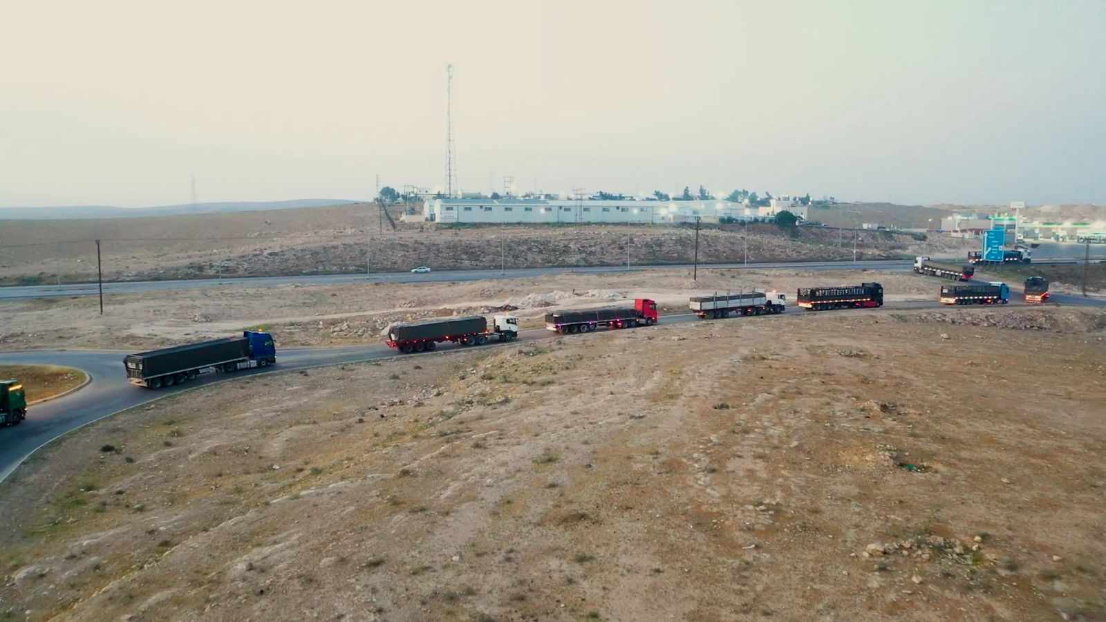 القوات المسلحة  والهيئة الخيرية  الهاشمية تسيران 100 شاحنة مساعدات جديدة لغزة ثاني أيام العيد