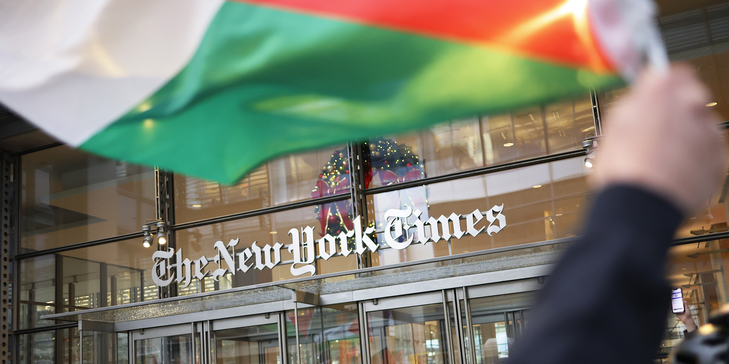 عاجل  نيويورك تايمز توجه صحفييها لتقييد استخدام فلسطين، الاراضي المحتلة، الابادة الجماعية، التطهير العرقي