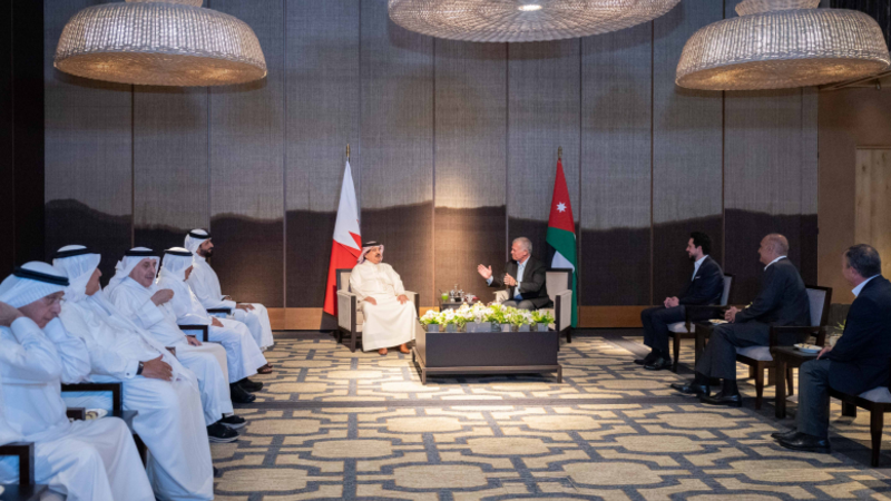 الملك والعاهل البحريني يؤكدان أهمية خفض التوترات بالشرق الأوسط وتجنب التصعيد العسكري