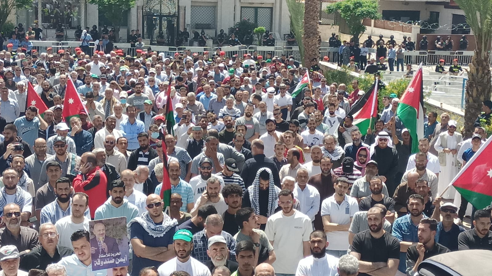 آلاف الاردنيين قرب سفارة الاحتلال دعما للمقاومة.. وللمطالبة بالافراج عن المعتقلين - فيديو وصور