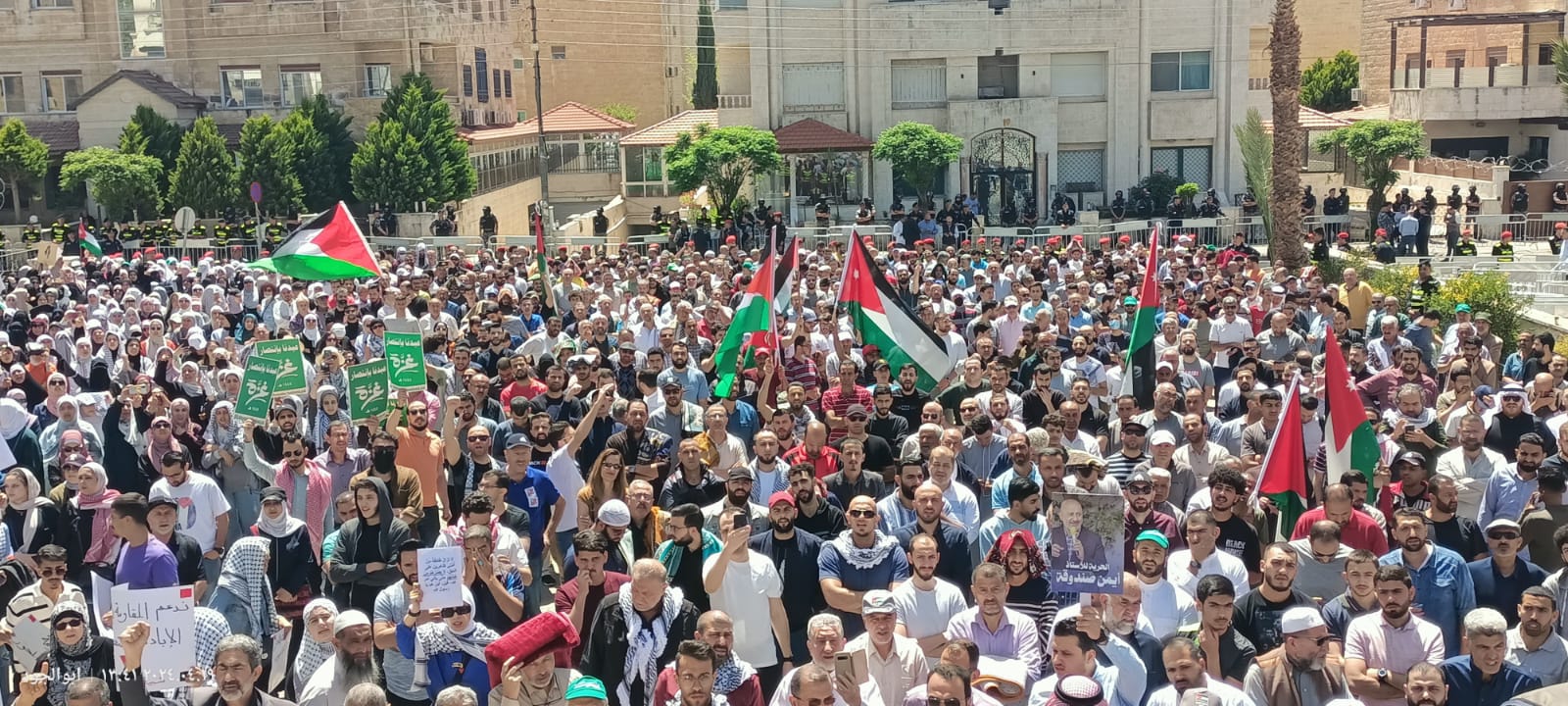 آلاف الاردنيين قرب سفارة الاحتلال دعما للمقاومة.. وللمطالبة بالافراج عن المعتقلين - فيديو وصور