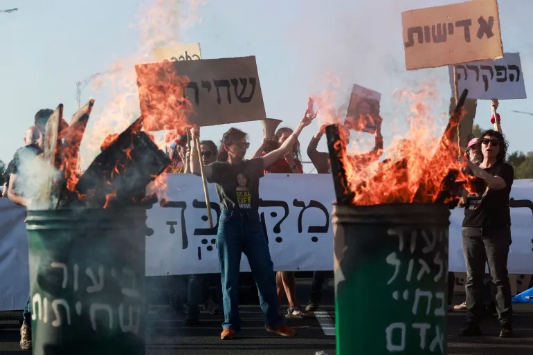 متظاهرون إسرائيليون يغلقون طريقا سريعا في تل أبيب