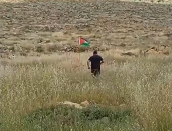 كمين العلم.. لحظة انفجار عبوة ناسفة بمستوطن إسرائيلي حاول إسقاط علم فلسطين  فيديو