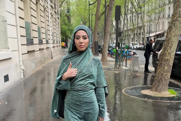 مؤثرة مغربية تشكو رجلا بصق على حجابها.. ومجلس باريس يستنكر