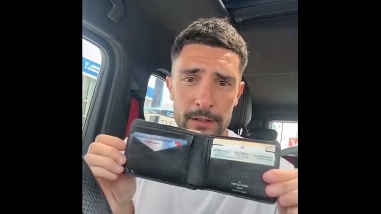 لا يحدث إلا في السعودية.. لاعب كرة قدم أجنبي يعلق على محفظته الضائعة.. فيديو