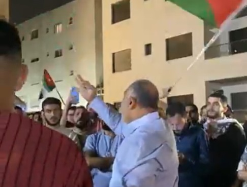 اعتصام قرب سفارة الاحتلال في عمان: شعب الأردن يا جبار.. يا كابوس الاحتلال  فيديو