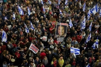 أهالي الاسرى الإسرائيليين يتظاهرون أمام منزل نتنياهو ويطالبون بتنحّيه عن منصبه