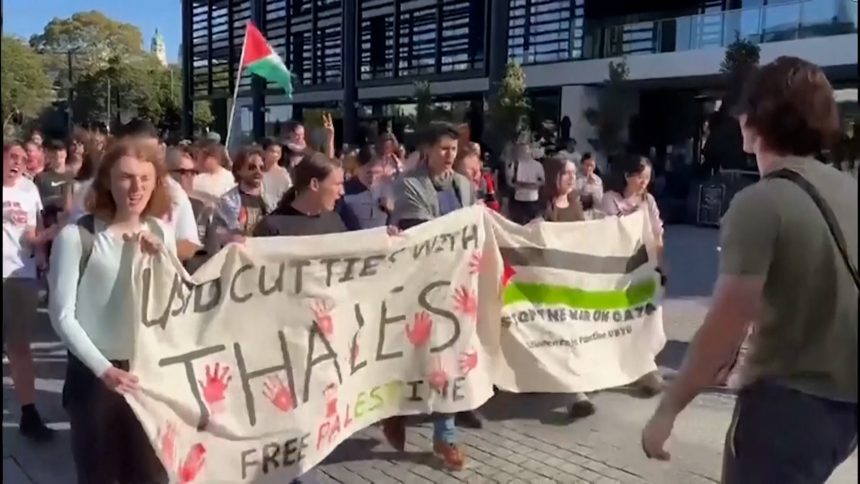 عاجل احتجاجات طلابية بجامعة أسترالية ضد حرب غزة