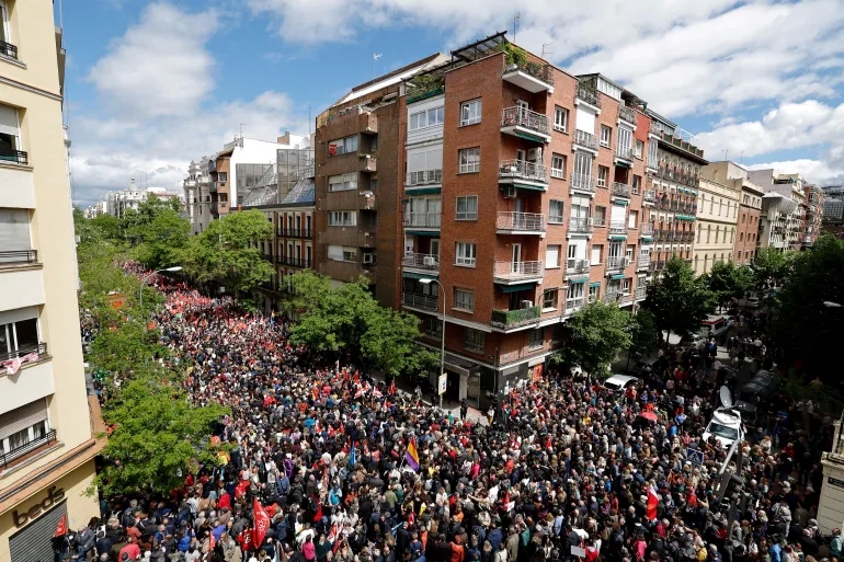 مظاهرات بإسبانيا تدعو رئيس الوزراء لعدم الاستقالة