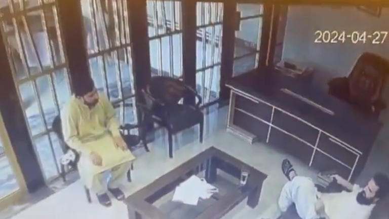 بكل هدوء.. كاميرا توثق لحظة انتحار رجل أعمال باكستاني (فيديو)