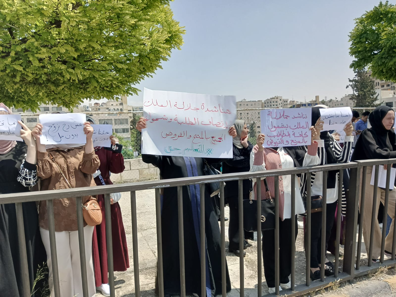 عاجل: طلبة جامعات يحتجون امام مجلس النواب للمطالبة بشمولهم بالمنح والقروض الجامعية  صور