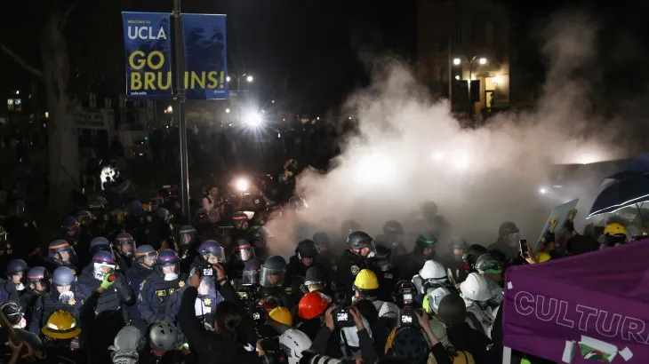 عاجل  قنابل دخان واشتباكات.. الشرطة تقتحم جامعة كاليفورنيا لفض اعتصام مؤيد لفلسطين
