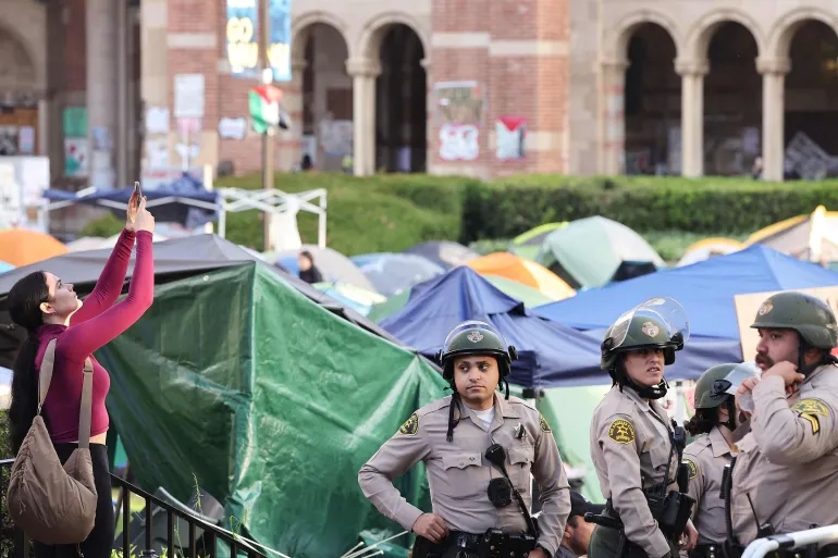 المئات من طلاب جامعة كاليفورنيا يرفضون فض الاعتصام