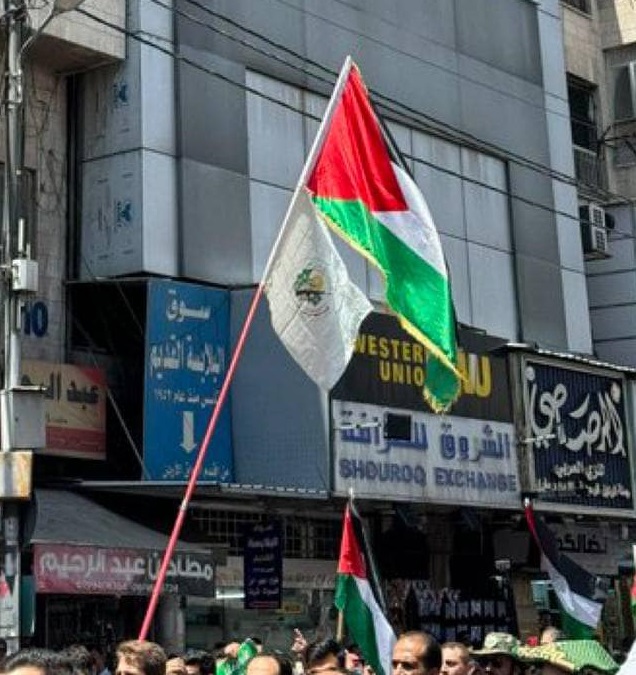 آلاف الاردنيين في وسط البلد دعما للحراك الطلابي.. ومطالبات باعادة احياء العلاقة مع حماس - فيديو