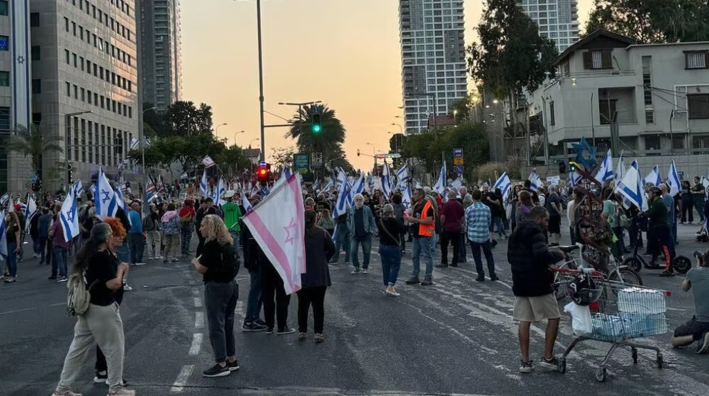 عاجل آلاف الإسرائيليين يتظاهرون في تل أبيب للمطالبة بصفقة تبادل فورية والإطاحة بنتنياهو