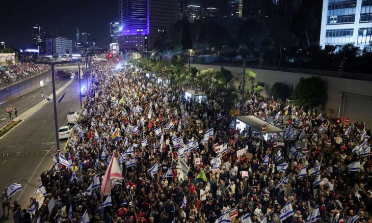آلاف الإسرائيليين يتظاهرون في تل أبيب للمطالبة بصفقة تبادل فورية والإطاحة بنتنياهو