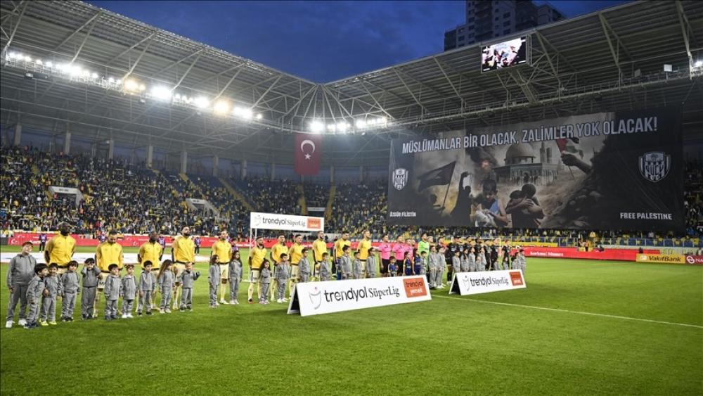 جماهير أنقرة غوجو التركي تنظم عرض تيفو دعما لفلسطين