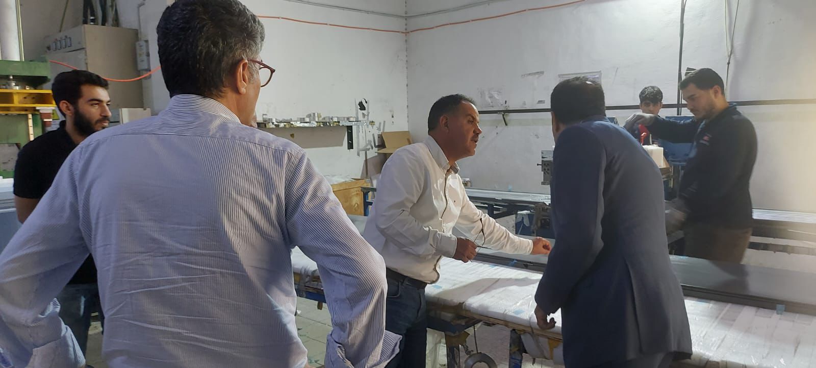 المدني الديمقراطي يزور عمال مصانع شرق عمان ويهنئهم بعيدهم