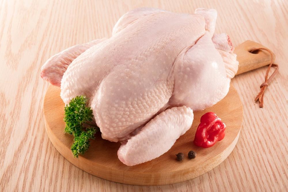 عاجل  حماية المستهلك تطالب بفرض سقوف سعرية على الدجاج الطازج، وتحذر من هيمنة الشركات الكبرى