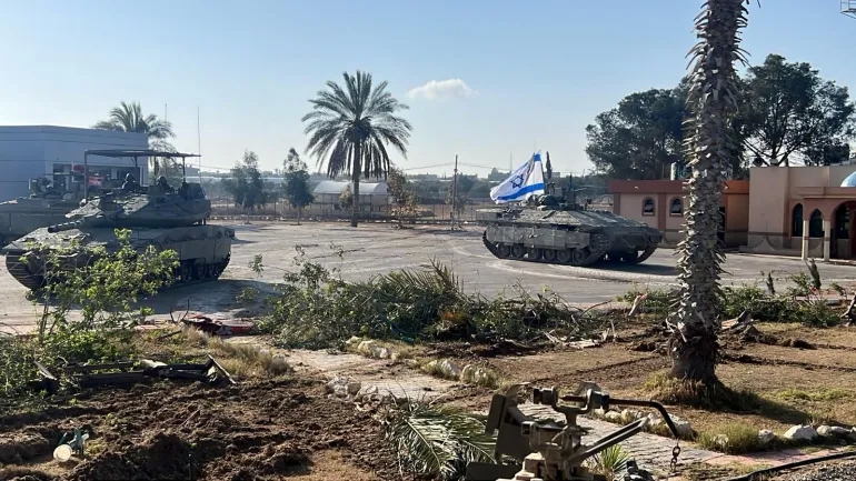 القسام تستهدف دبابة ميركفاه وتشتبك مع جنود في رفح.. وتدك القوات المتوغلة