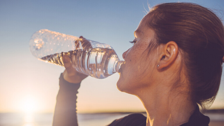 طريقة مثبتة علميا انتشرت عبر تيك توك تخبرك متى تحتاج إلى شرب الماء!