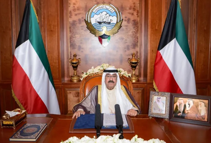 امير الكويت يعلن حل مجلس الأمة ووقف بعض مواد الدستور