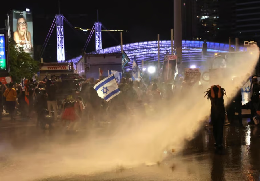 مواجهات بين شرطة الاحتلال ومتظاهرين في تل أبيب.. واعتقال عدد من ذوي الاسرى