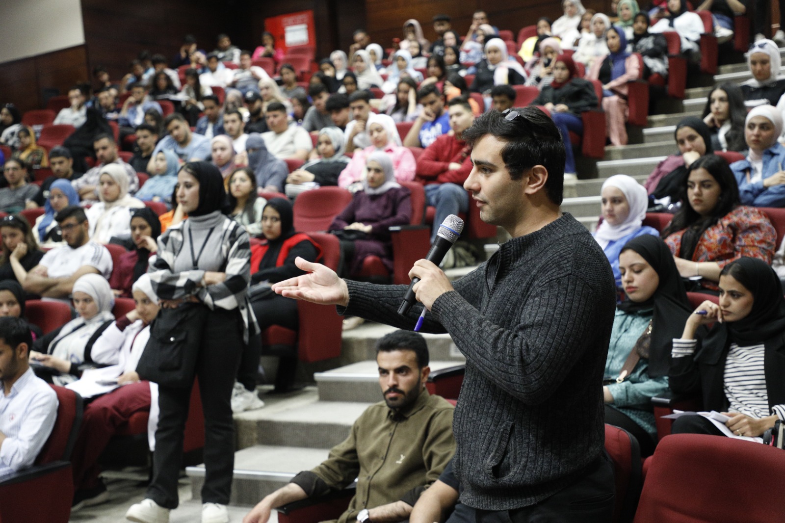 حوارية حزبية تزود طلبة “الشرق الأوسط” بأسس الديمقراطية النشطة