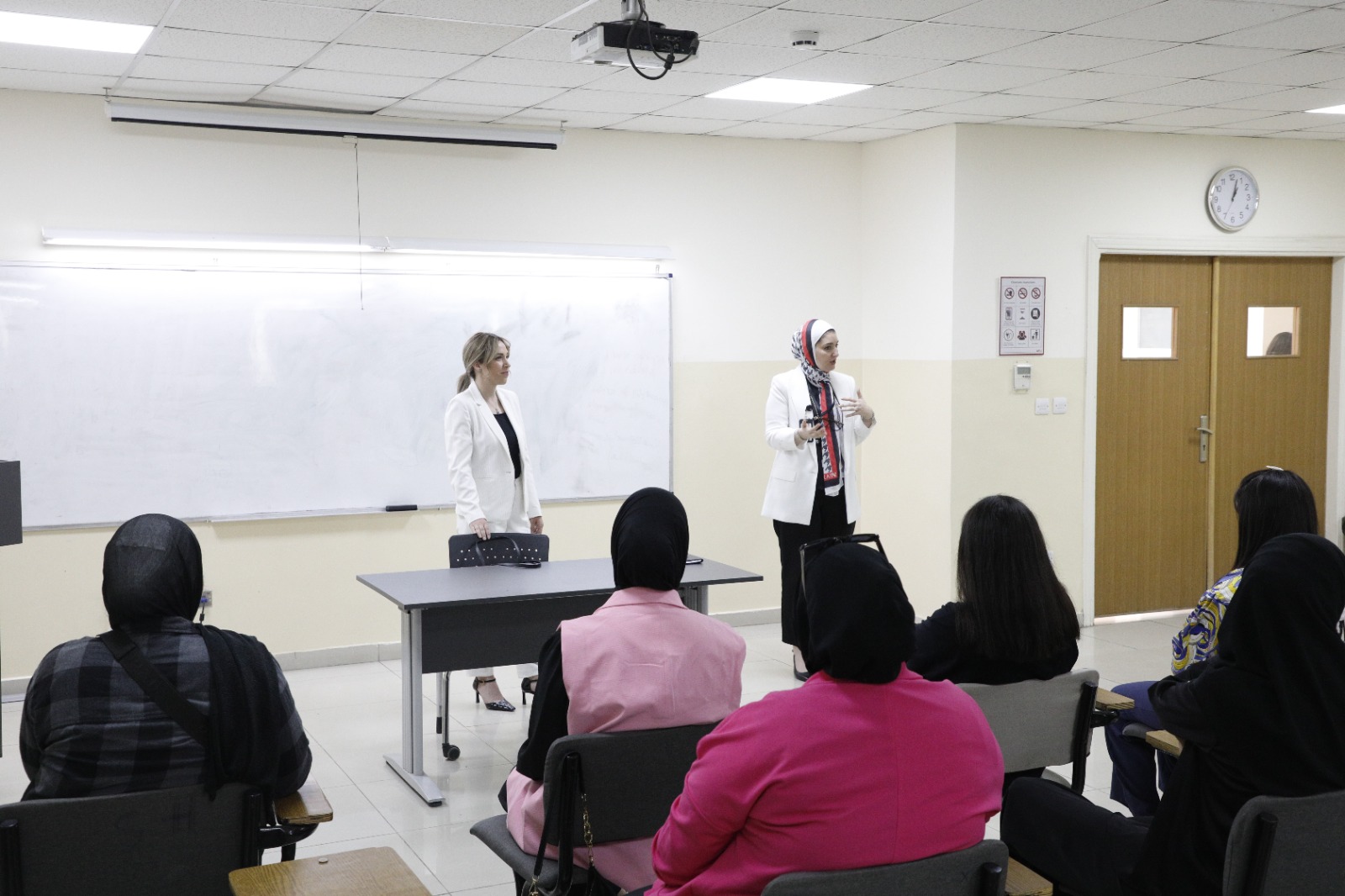 طلبة “حقوق الشرق الأوسط” يتفاعلون مع خبيرة حول قانون العمل والضمان الاجتماعي