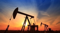 النفط يتراجع وسط توقعات ببقاء أسعار الفائدة المرتفعة لفترة أطول