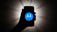 Motorola تطلق منافسا قويا لهواتف سامسونغ (فيديو)