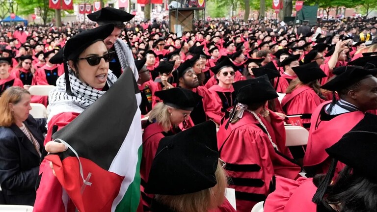 مجموعة من الطلاب يغادرون حفل تخرجهم بجامعة هارفارد ويهتفون فلسطين حرة