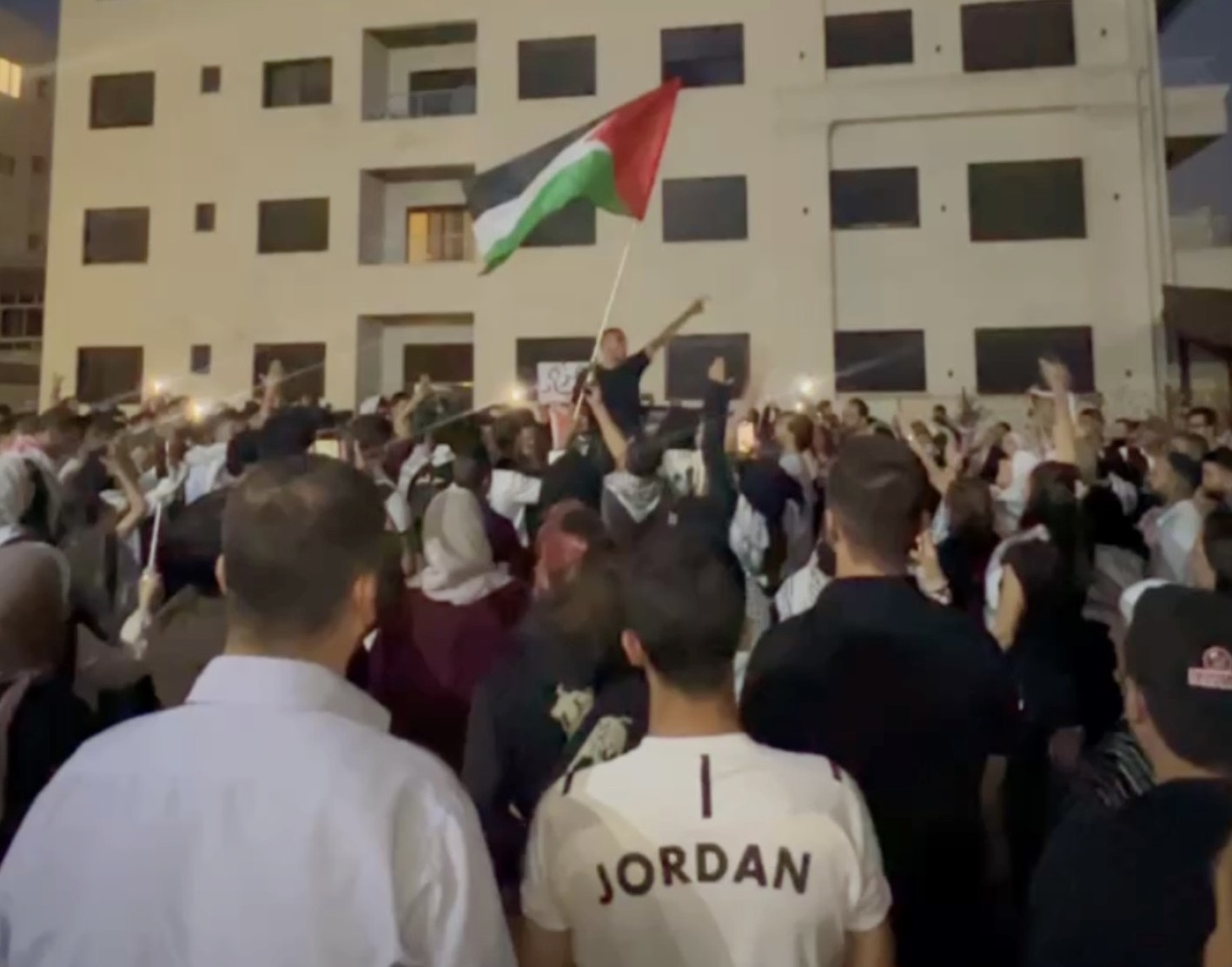 اعتصام حاشدة قرب سفارة الاحتلال: ضربوا غزة بالطيارة.. ما بدنا عندنا سفارة  فيديو