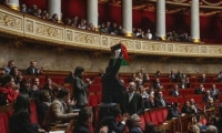 صخب في البرلمان الفرنسي.. نائب يرفع علم فلسطين وآخر يعتذر من الخنازير لوصف الصهاينة بهم