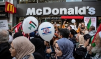 ناشطون في حملات المقاطعة في فرنسا يقتحمون ماكدونالدز  فيديو