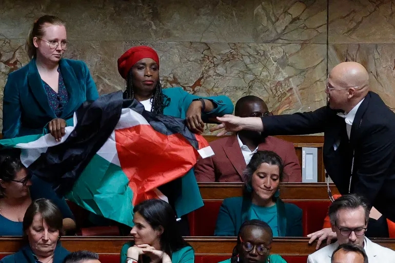 تعليق جلسة بالبرلمان الفرنسي بعد رفع علم فلسطين مجددا