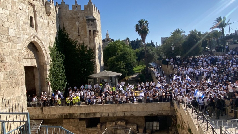 مسيرة الاعلام: الآلاف يقتحمون القدس واعتداءات على الفلسطينيين