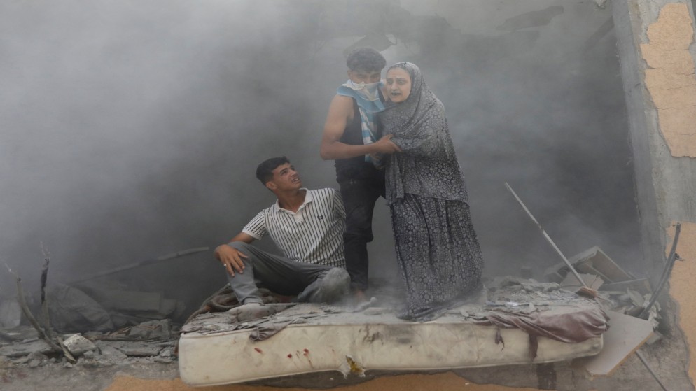 قصف إسرائيلي على غزة وتصاعد التوتر عند الحدود مع لبنان