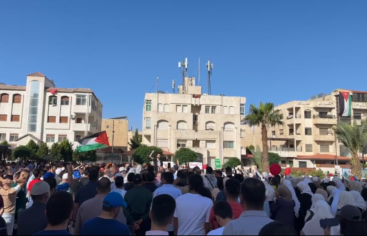 مئات الاردنيين يعتصمون قرب سفارة الاحتلال: صوّر ذيع.. شعبنا ضد التطبيع  فيديو
